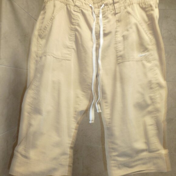 Nike Pants - Nike Cropped Pants with pockets /Khaki capris Sz Large